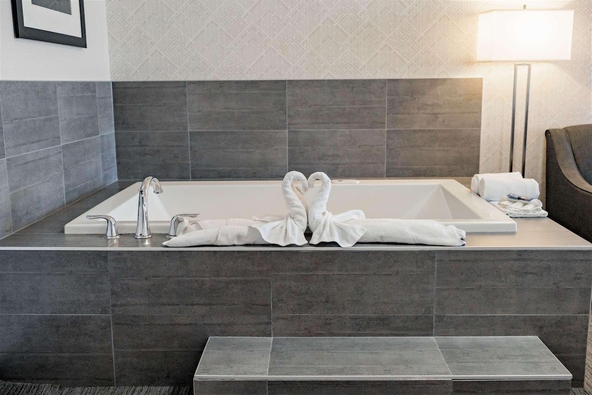 room, 1 king bed with sofa bed, non smoking, jetted tub | premium bedding, desk, laptop workspace, soundproofing