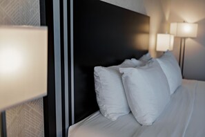 Room, 1 Queen Bed, Non Smoking | Premium bedding, desk, laptop workspace, soundproofing - Park Inn by Radisson Edmonton Airport (Leduc)