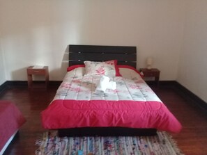 家庭三人房, 多張床, 共用浴室 | 熨斗/熨衣板、免費無線上網、床單