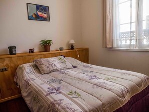 Habitación estándar doble, 1 cama doble, baño privado | Tabla de planchar con plancha, wifi gratis, ropa de cama