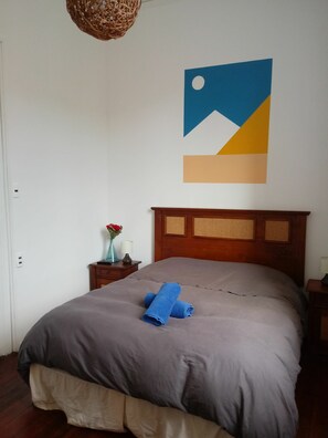 Tabla de planchar con plancha, wifi gratis y ropa de cama