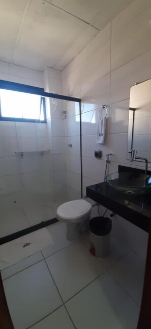 Shower, towels - Hotel Super Economico (Serra)