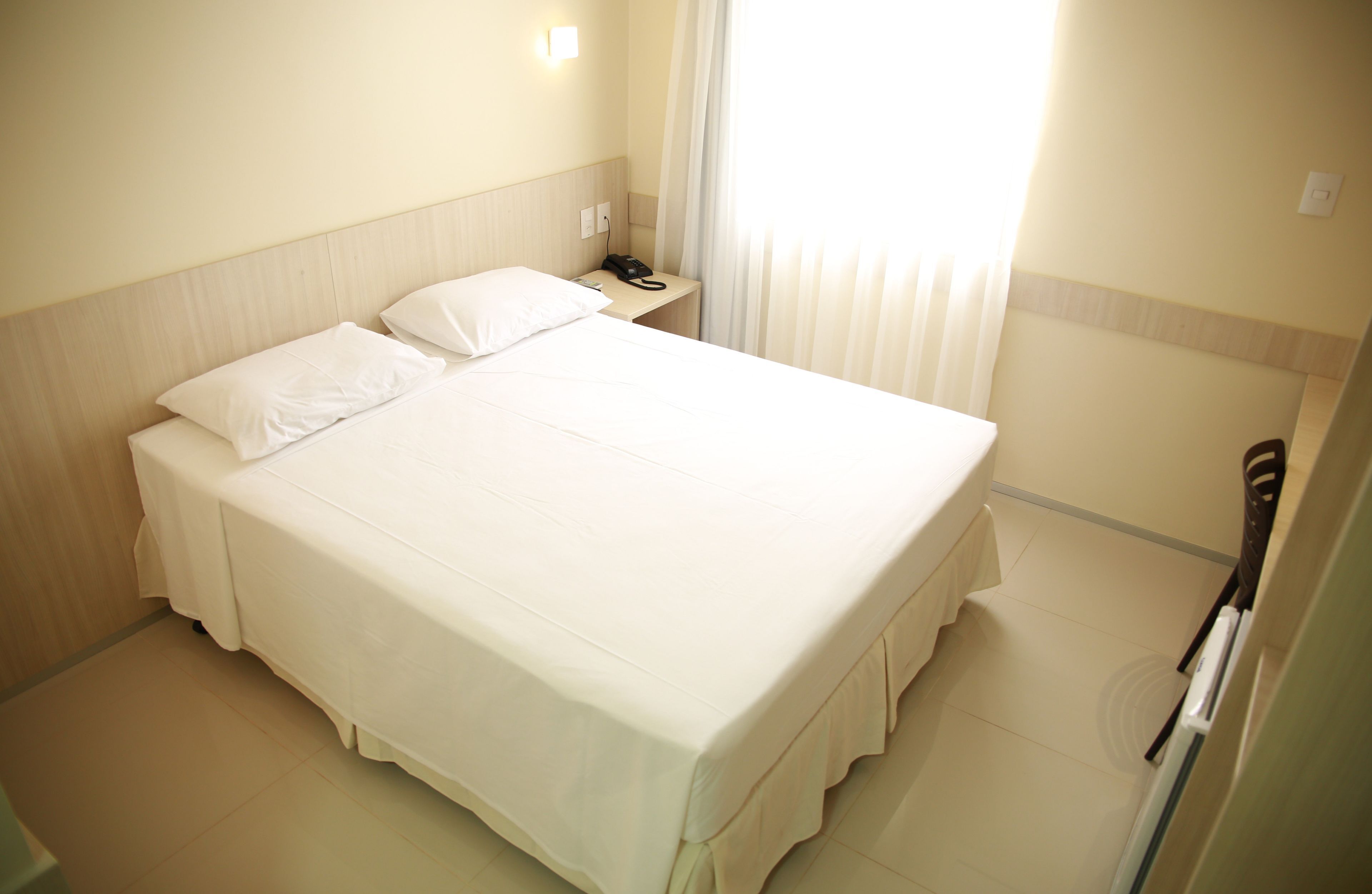 Ropa de cama hipoalergénica, minibar y escritorio 