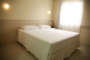 Allergitestet sengetøy, minibar, skrivebord og skrivebord for bærbar PC