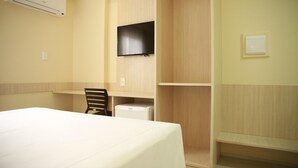 A hotel room with a bed, a desk, a chair, a television, and a wardrobe. - Stay Inn Hotel (Imperatriz)