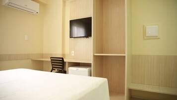 Hypo-allergenic bedding, minibar, desk, laptop workspace