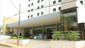A modern building with a flat roof, large windows, and a covered entrance area. - Stay Inn Hotel (Imperatriz)