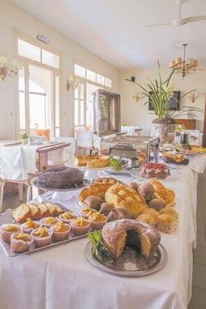 Café da manhã com buffet grátis