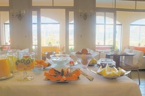 Petit déjeuner buffet compris