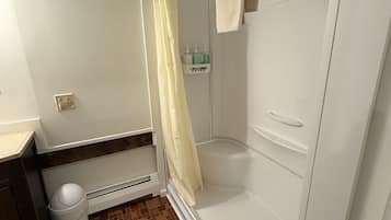 Quarto básico, várias camas, banheiro compartilhado | Banheiro | Chuveiro, produtos de toalete grátis, secador de cabelo