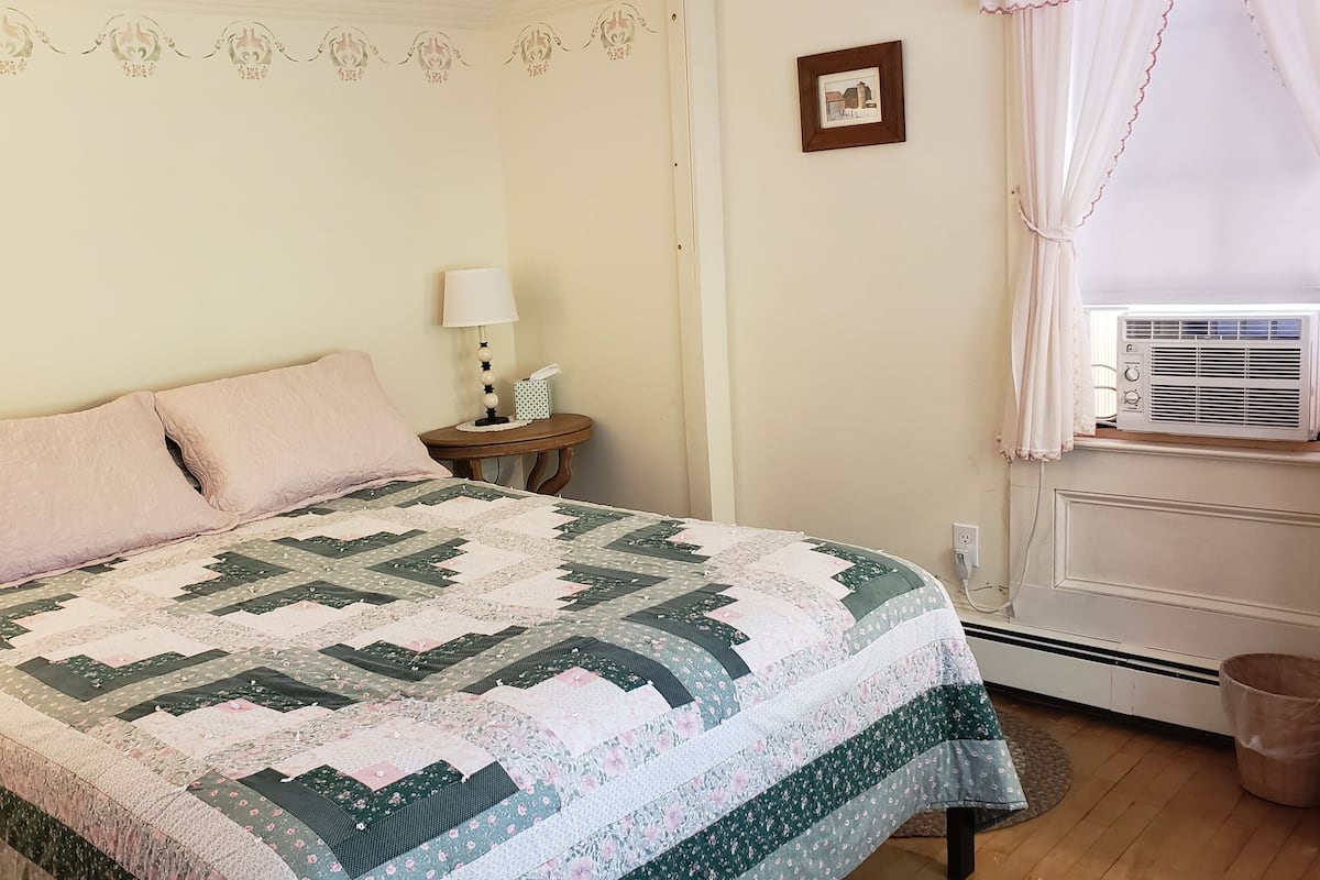Room, 1 Queen Bed, Shared Bathroom (Room 5) | Iron/ironing board, free WiFi, bed sheets