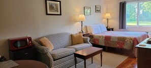 Standard Queen Room | Iron/ironing board, free WiFi, bed sheets