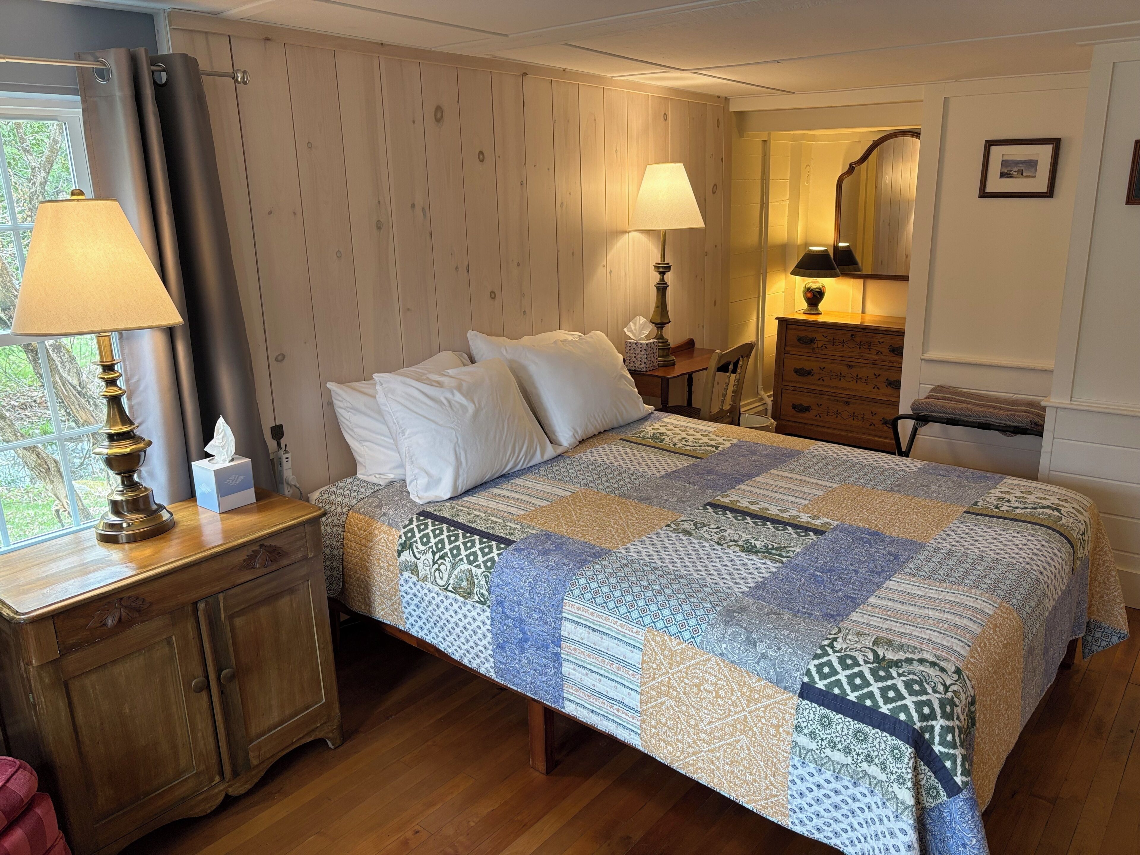 Room, 1 Queen Bed (Room 1) | Iron/ironing board, free WiFi, bed sheets