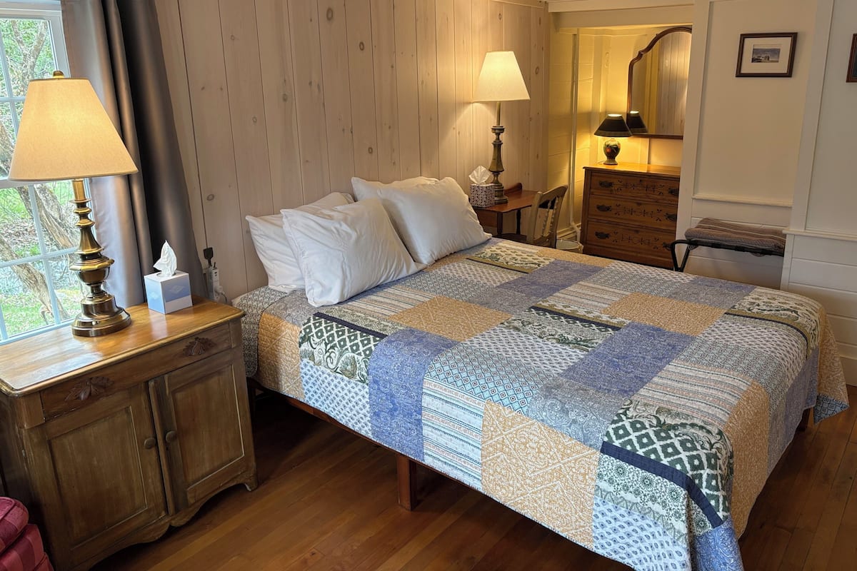 Tabla de planchar con plancha, wifi gratis y ropa de cama