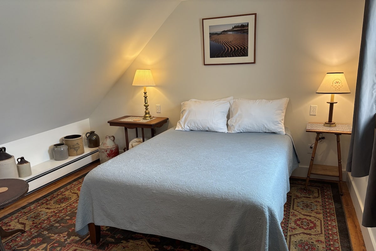 Basic-rum - 1 queensize-säng - delat badrum | Strykjärn/strykbräda, gratis wi-fi och sängkläder