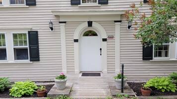 Vista frontal de la propiedad