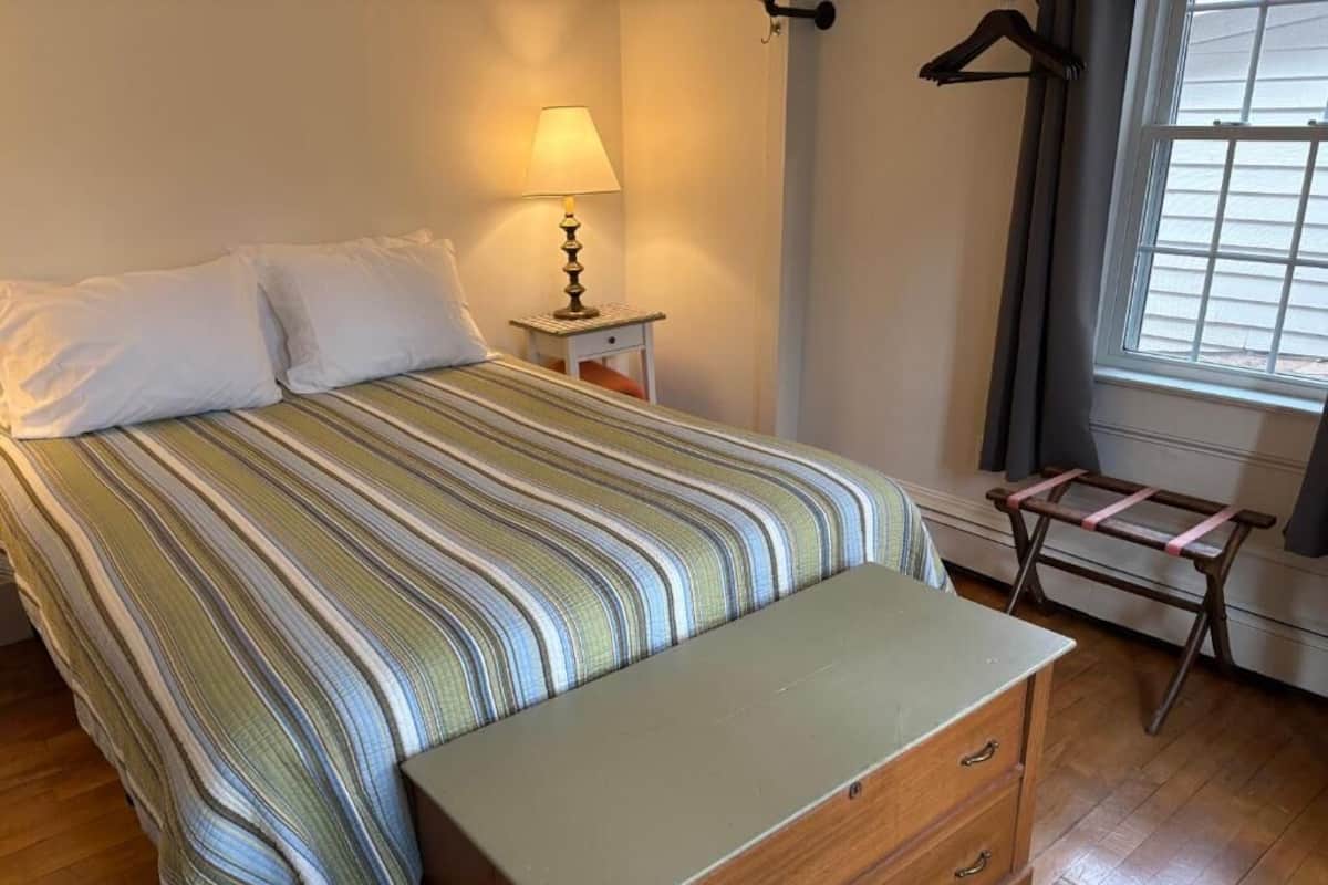 Rum - 1 queensize-säng - delat badrum (Room 5) | Strykjärn/strykbräda, gratis wi-fi och sängkläder