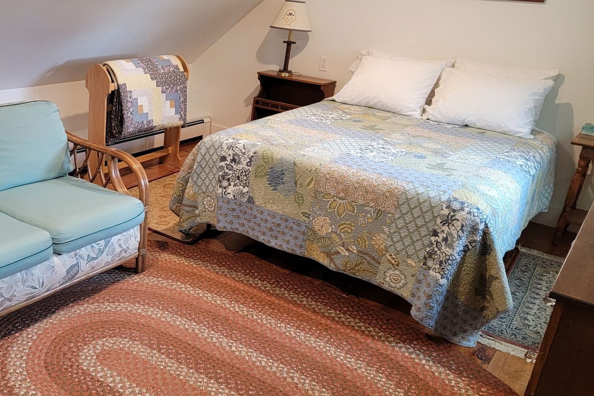 Basic Room, 1 Queen Bed, Shared Bathroom | Iron/ironing board, free WiFi, bed sheets