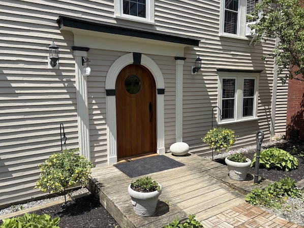 Property entrance - Hawks House Inn (Walpole)