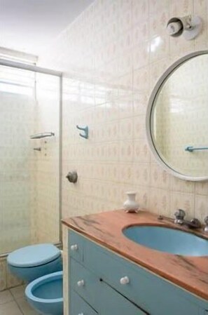 Departamento tradicional | Baño | Regadera y toallas 