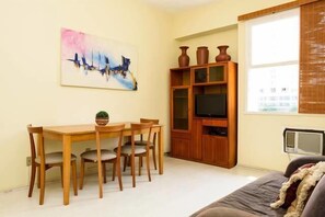Traditional Apartment | Living room | TV - General Urquiza 2 Quartos - RGU67-305 (Rio de Janeiro)
