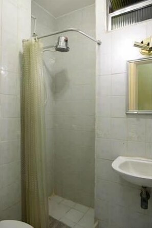 Traditional-Apartment | Badezimmer | Dusche, Handtücher