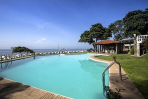 Outdoor pool, pool umbrellas, pool loungers - Quinta MonteCarlo (La Libertad)
