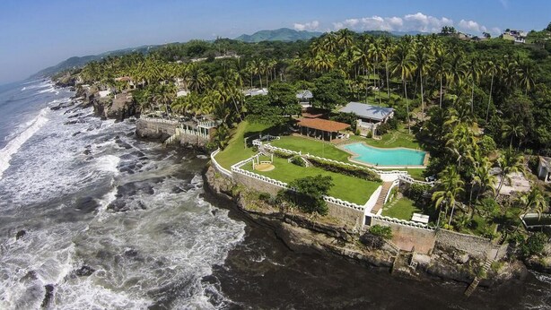 A coastal property with a swimming pool, a tennis court, and a view of the ocean. - Quinta MonteCarlo (La Libertad)