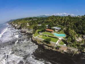 A coastal property with a swimming pool, a tennis court, and a view of the ocean. - Quinta MonteCarlo (La Libertad)