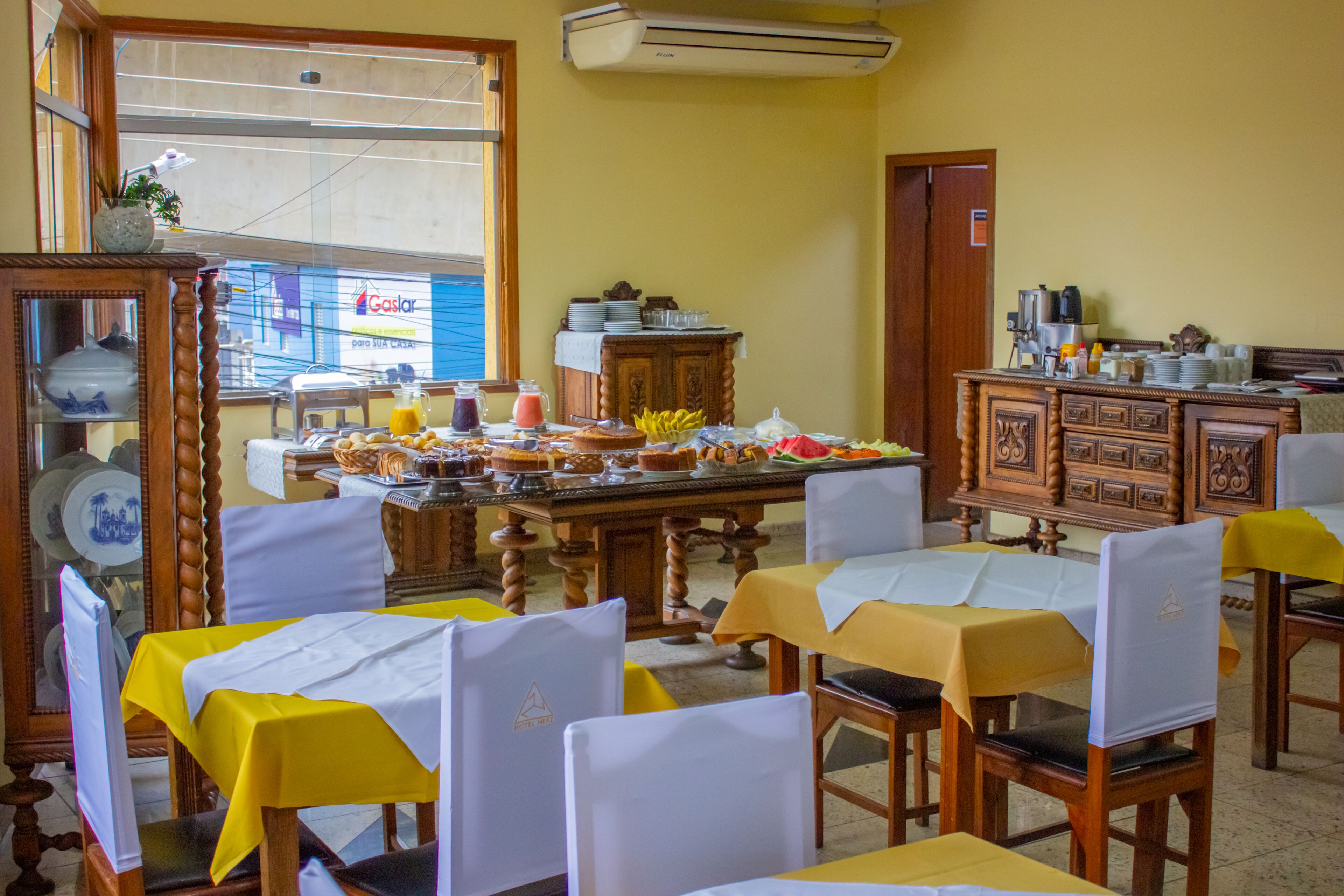 Café da manhã com buffet grátis todos os dias