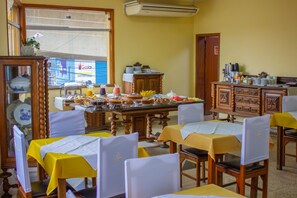 Free daily buffet breakfast - Hotel Meri (Conselheiro Lafaiete)