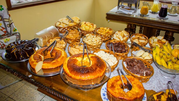 Un bufé con diversos productos horneados, pasteles y frutas.