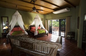 Premium bedding, in-room safe, desk, iron/ironing board - Cielo Vista Boutique Hotel (Tamanique)