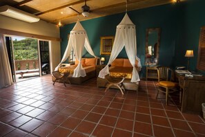 Habitación cuádruple | Ropa de cama de alta calidad y caja de seguridad en la habitación 