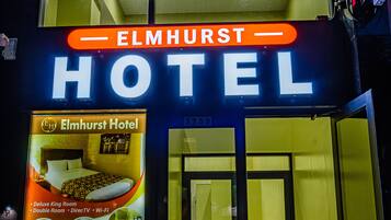 Overnatningsstedets facade – aften/nat