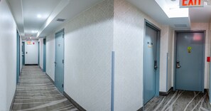 엘리트룸 | 1 개의 침실, 고급 침구, 책상, 노트북 작업 공간