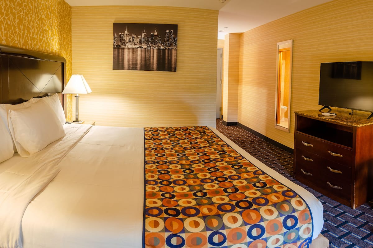 1 bedroom, premium bedding, desk, laptop workspace