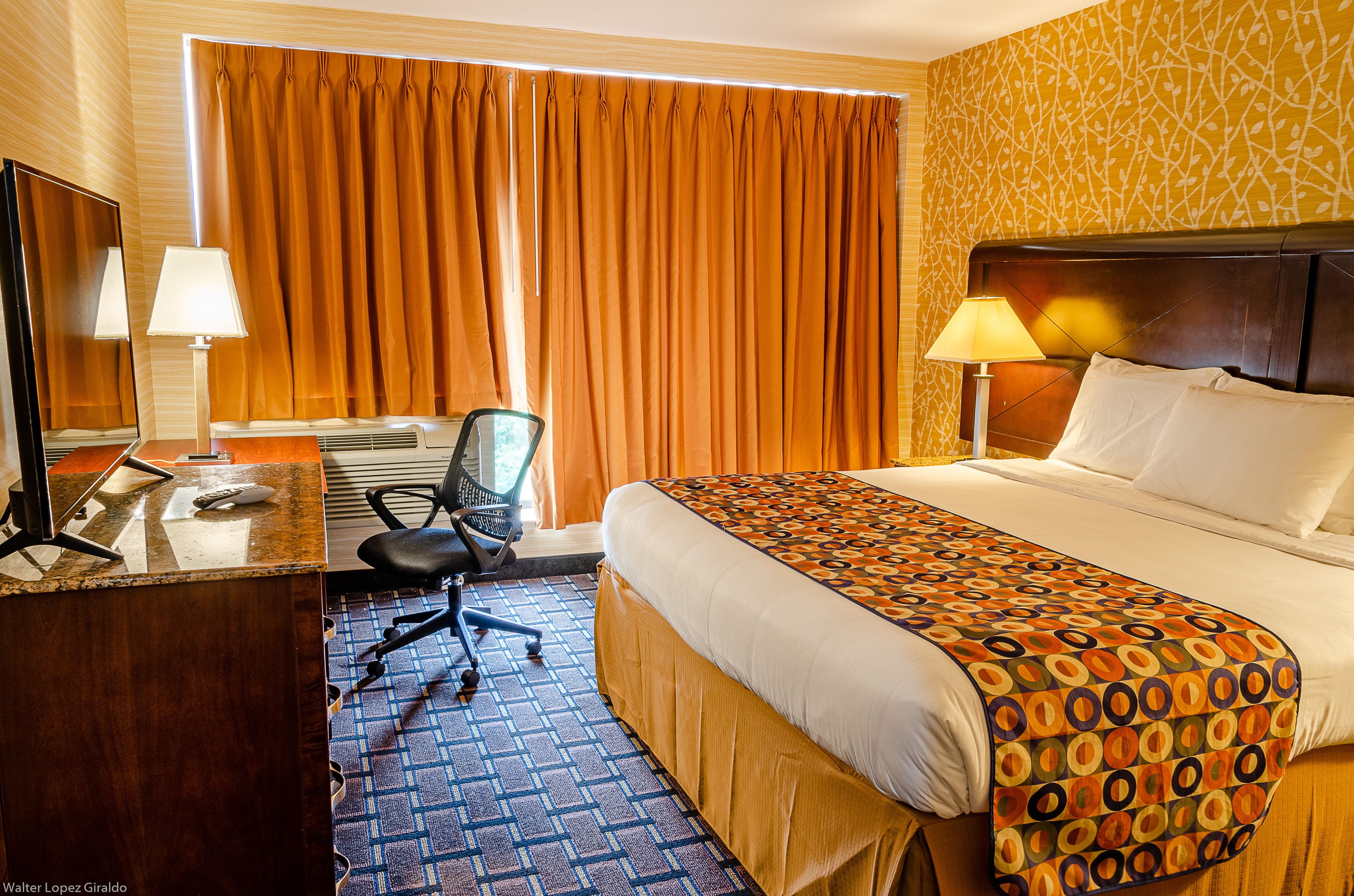 1 bedroom, premium bedding, desk, laptop workspace