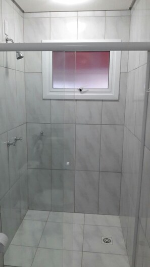 Zimmer | Dusche im Bad