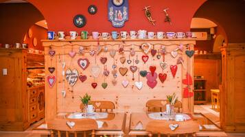 Café da manhã com buffet grátis todos os dias