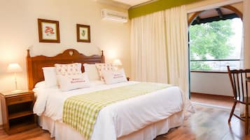 Quarto casal luxo, sacada, vista para o jardim | Frigobar, cofres nos quartos, cortinas blackout, quartos à prova de som
