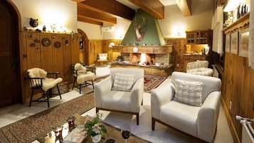 Una sala de estar acogedora con chimenea, muebles de madera y una zona de comedor.
