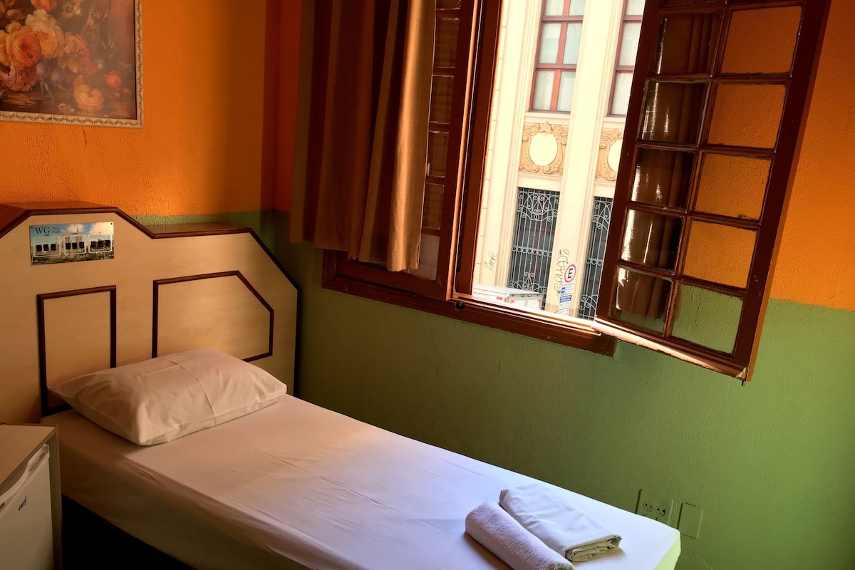 Eenpersoonskamer (with fan) | Een minibar, gratis wifi