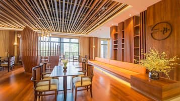 4 restaurantes, se sirve desayuno