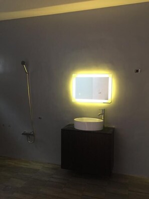 Standard Double Room | Bathroom | Shower, free toiletries, hair dryer, slippers - Azul Hostel (Hengchun)