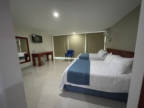 Quadruple Room, 2 Double Beds | In-room safe, desk, iron/ironing board, free WiFi - Hotel Latino (Sahuayo)