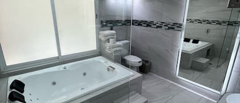 Suite superior | Baño | Regadera, amenidades de baño gratuitas, toallas