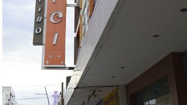 A hotel sign with the name "Hotel Latino" in a vertical orientation. - Hotel Latino (Sahuayo)