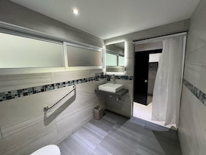 Studio, Accessible | Bathroom | Shower, free toiletries, towels - Hotel Latino (Sahuayo)