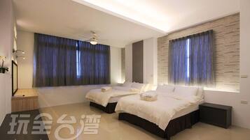 Premium bedding, desk, blackout curtains, free WiFi